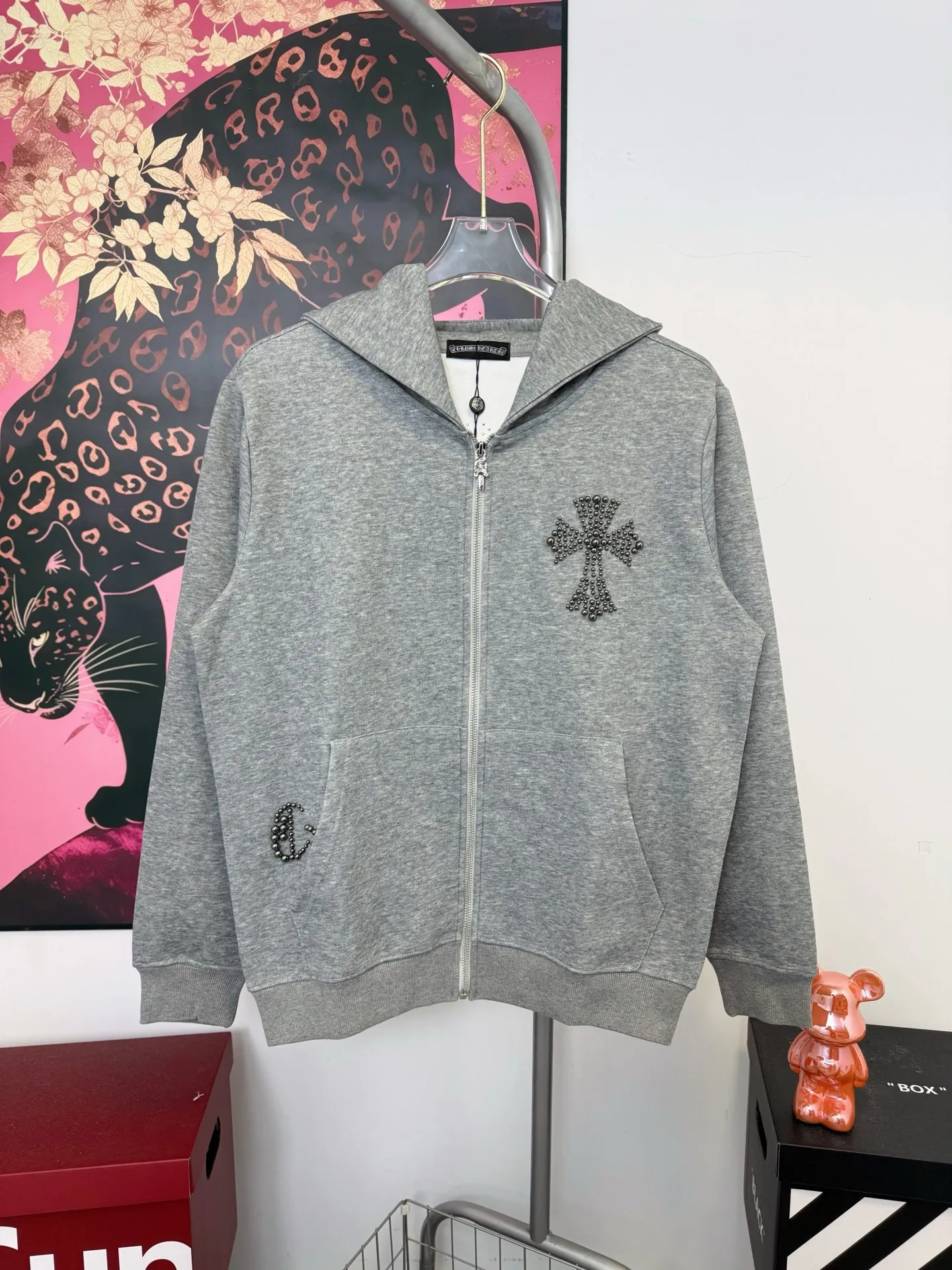 P340 Chrome Heart Cross Steel Cannon Bead Hooded Jacket ChromeHearts counter same style Hat thousands of needles embroidered letters Original custom hardware zippers The details are restored in place Very textured on the handle Three-dimensional and atmospheric Versatile and easy to wear in autumn Simple and elegant Adopt the os version The upper body effect is very good Suitable for all body types Soft and comfortable Back panel CH Sanskrit embroidered letters ➕ Back panel Horseshoe Cross Cannon Beads Pocket CH Steel Beads for finishing touches Machine washable, does not fade, does not deform Complete accessories, original mold opening, perfect restoration of zp 2:1, same style for men and women, versatile and not picky, size s m l xl color black gray
